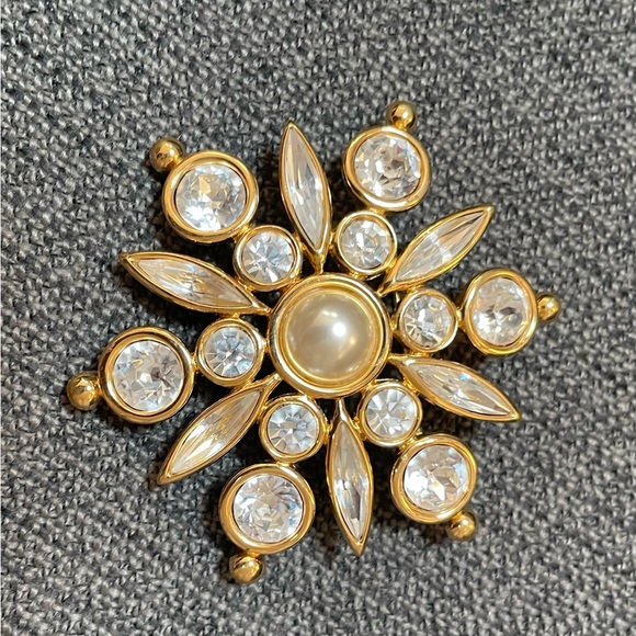 NAPIER Gold-Tone Rhinestone & Pearl Brooch. - Picture 3 of 4